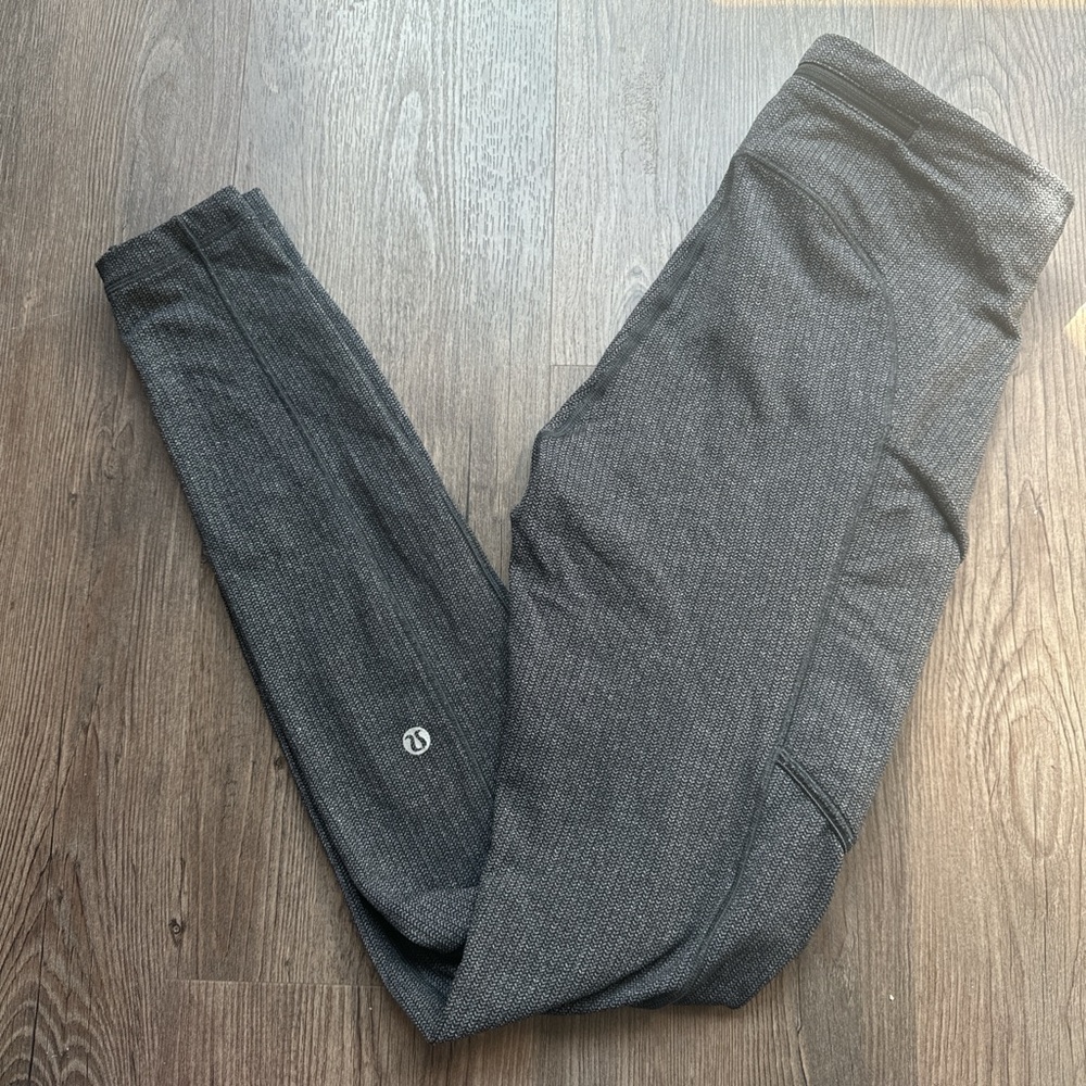 Lululemon leggings with pockets and zip up back pocket size 4 sweat resistant